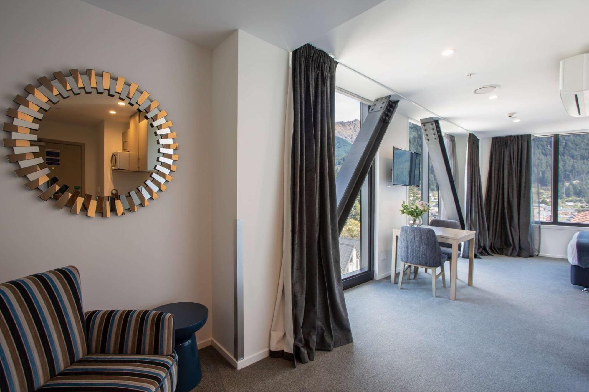 Ramada By Wyndham Queenstown Central Eksteriør billede