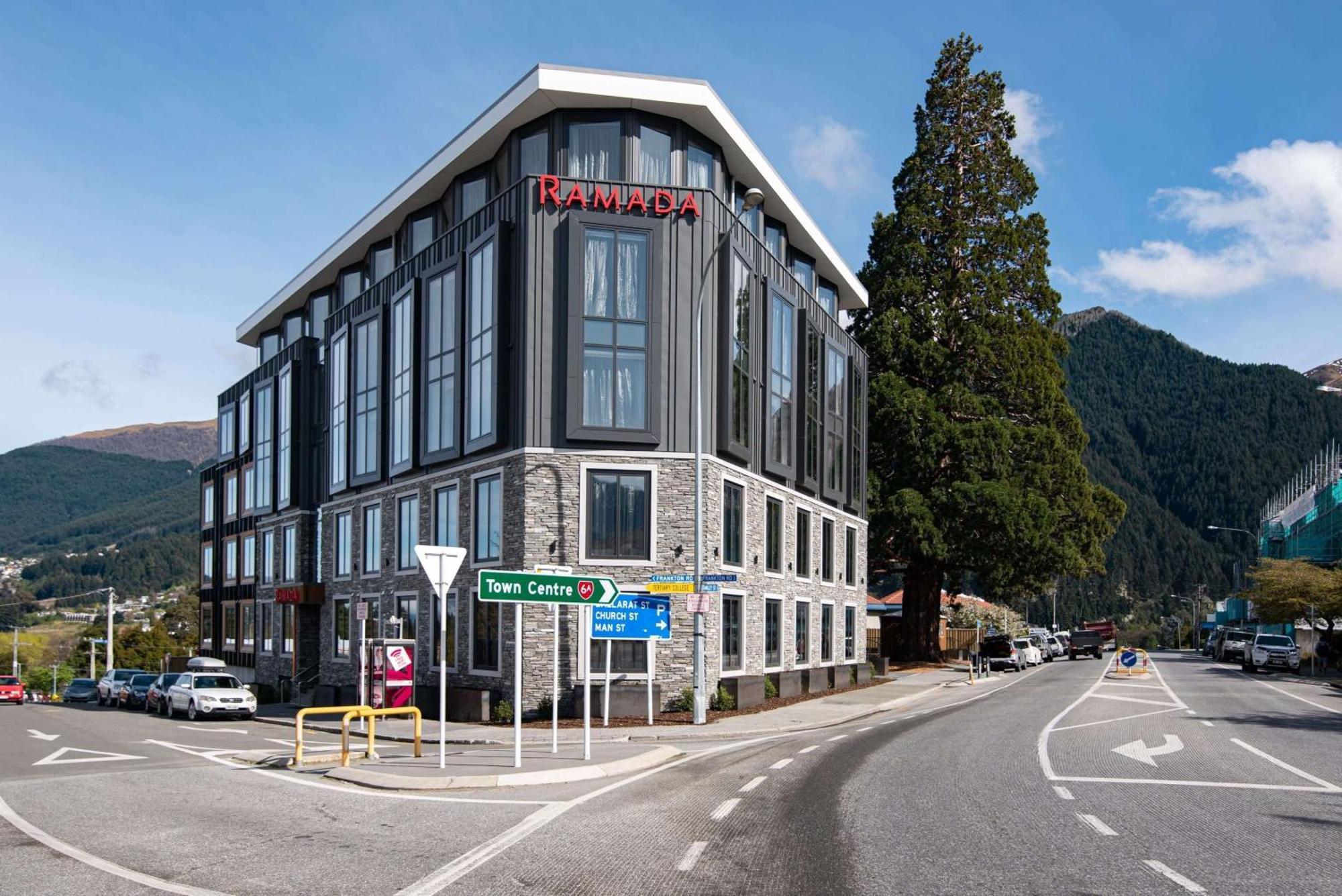 Ramada By Wyndham Queenstown Central Eksteriør billede